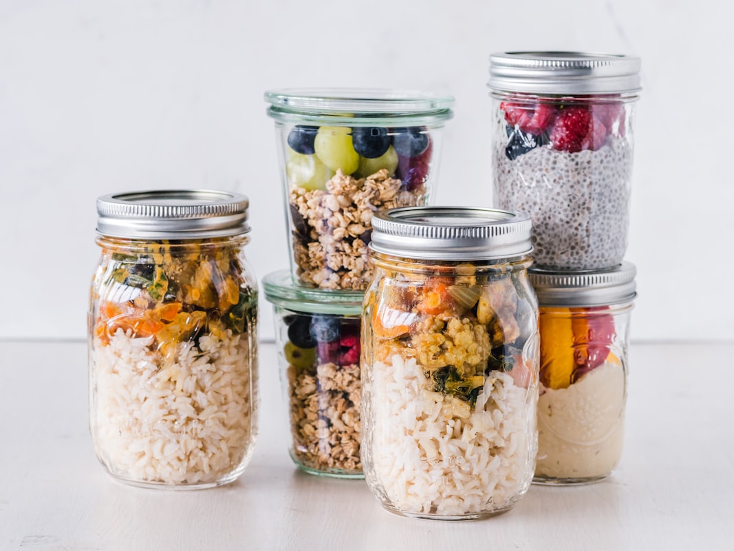 Specialist nutriționist care explică beneficiile unei diete echilibrate